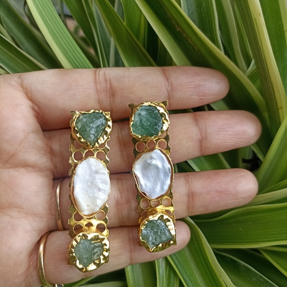 Very beautiful gold plated stone studded earrings - Picture 5 of 6